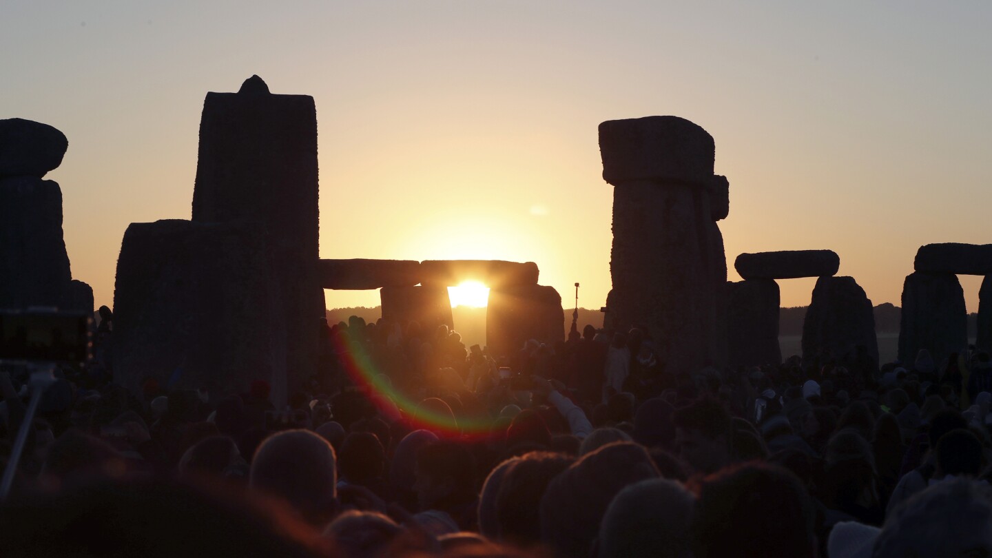 Miles De Personas Se Reúnen En Stonehenge Para Ritual Anual Por Solsticio De Verano Ap News