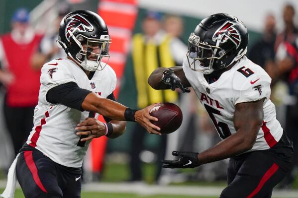 Atlanta Falcons quarterback Marcus Mariota (1) hands off the ball to running back Damien Williams (6) during the first half of an NFL football game against the New York Jets, Monday, Aug. 22, 2022, in East Rutherford, N.J. (AP Photo/Frank Franklin II)