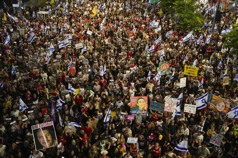 Pessoas protestam contra o governo do primeiro-ministro israelense Benjamin Netanyahu e exigem a libertação dos reféns detidos pelo Hamas na Faixa de Gaza, em Tel Aviv, Israel, sábado, 8 de junho de 2024. Israel disse no sábado que resgatou quatro reféns que estavam sequestrado no ataque liderado pelo Hamas em 7 de outubro. Outubro, a maior operação de recuperação desde o início da guerra em Gaza.  (Foto AP/Ohad Zwegenberg)