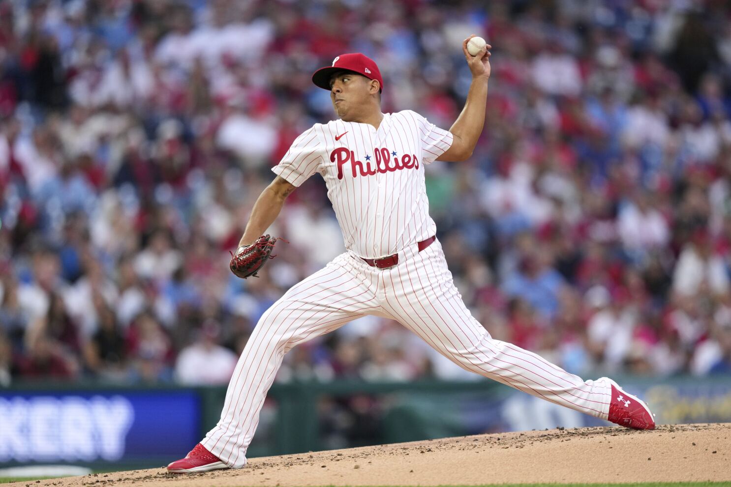 Suárez shines as Phillies overcome Harper's loss after HBP and beat Braves 2-0