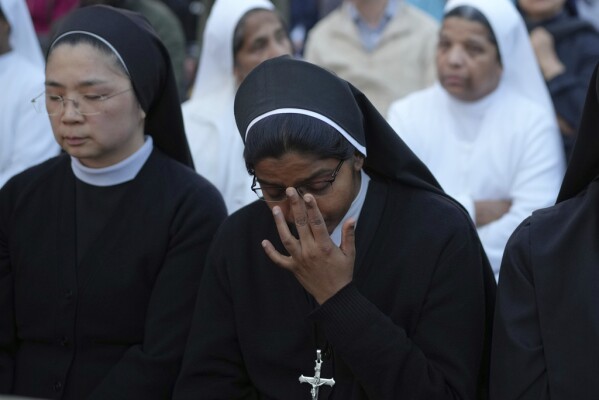 Faithful gather for a rosary prayer for the late Pope Francis, in St. Peter's Square at the Vatican, Monday April 21, 2025 (AP Photo/Alessandra Tarantino)