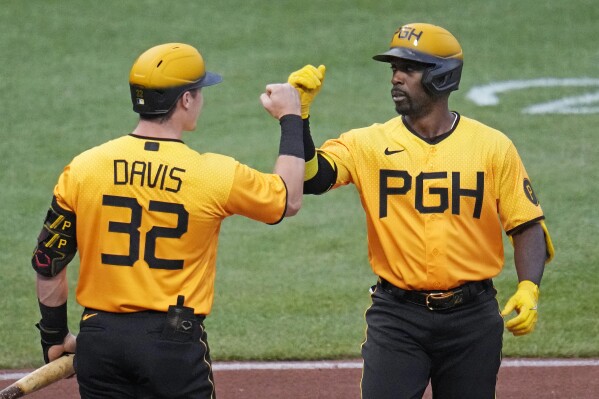 Santana's HR in 9th inning rallies Pirates past Brewers 8-7