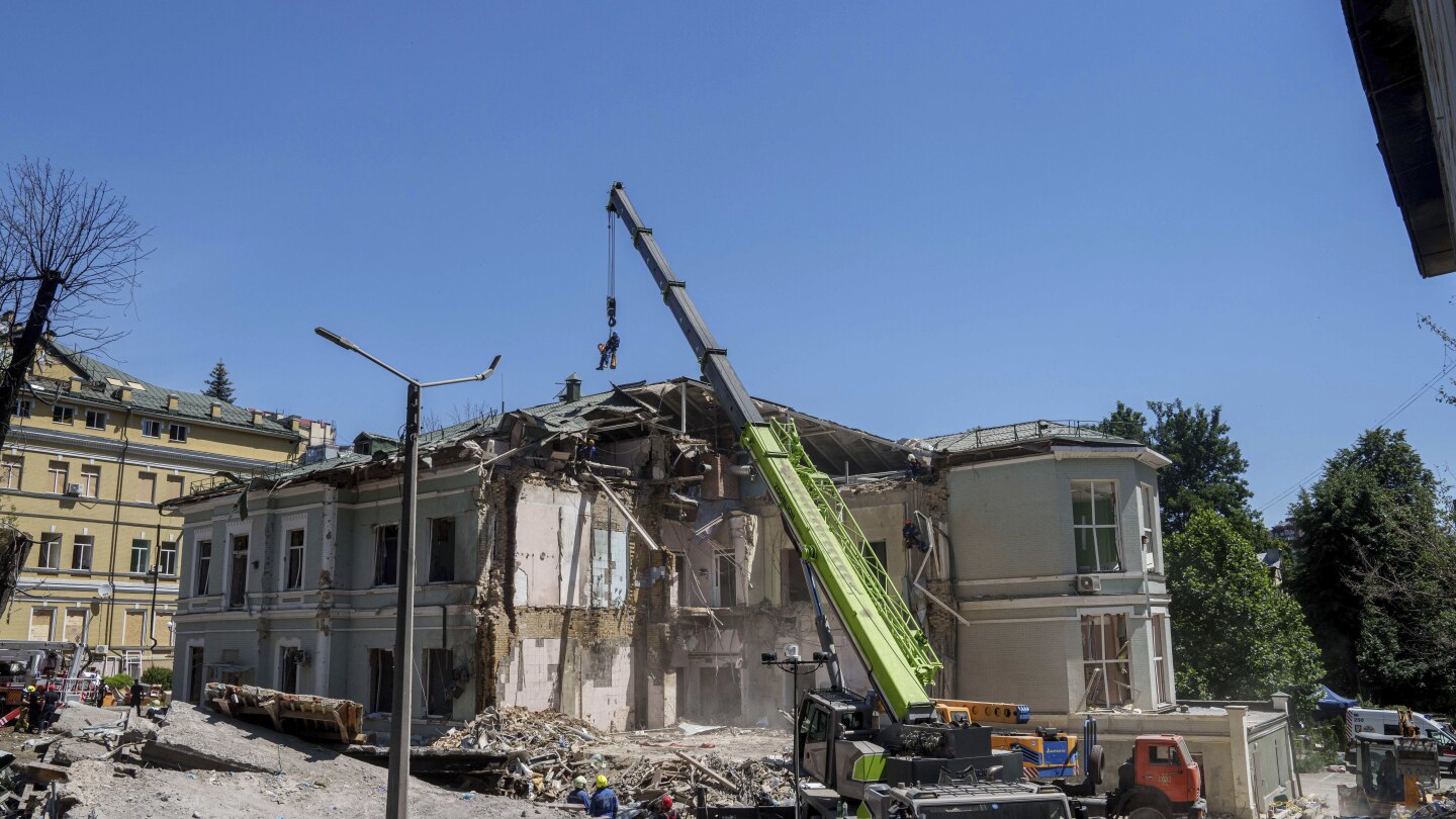 Киев оплакивает жертв российской бомбардировки, пока спасатели осматривают груды обломков детской больницы, пораженной российской ракетой