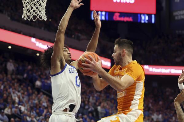 Kentucky's Jacob Toppin, left, defends Tennessee's Santiago Vescovi (25) during the second half of an NCAA college basketball game in Lexington, Ky., Saturday, Feb. 18, 2023. Kentucky won 66-54. (AP Photo/James Crisp)