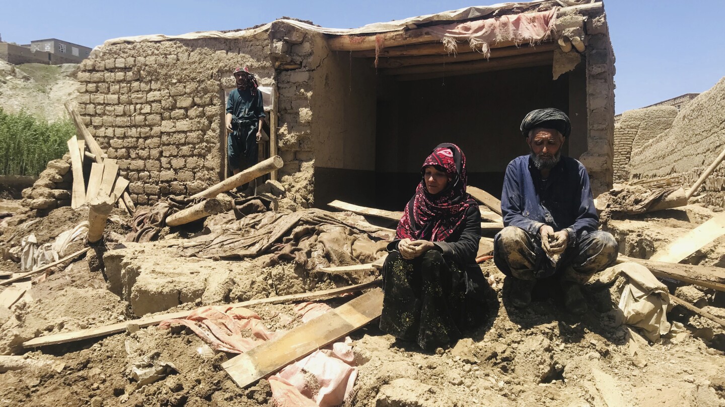 Проливни дъждове предизвикаха внезапни наводнения в Северен Афганистан, убивайки най-малко 47 души
