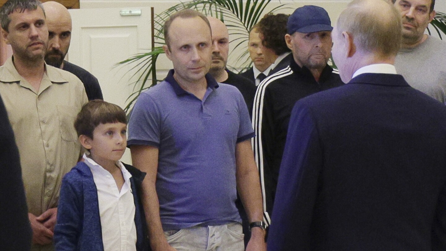 Polska oskarża mężczyznę o szpiegostwo na rzecz Rosji po jego zwolnieniu w ramach umowy wymiany i prowadzi dochodzenie w sprawie innych osób