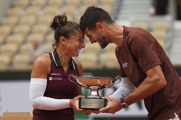 Winners Italy's Sara Errani and Andrea Vavassori celebrate with the trophy after the mixed doubles final match of the French Tennis Open against Taylor Townsend and Evan King of the U.S. at the Roland-Garros stadium in Paris, Thursday, June 5, 2025. (AP Photo/Aurelien Morissard)