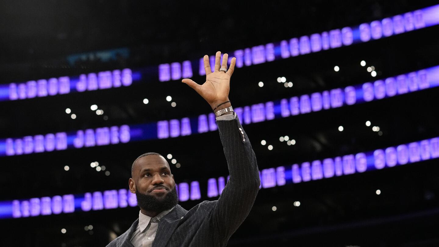 LeBron James exits Lakers' loss due to sore leg