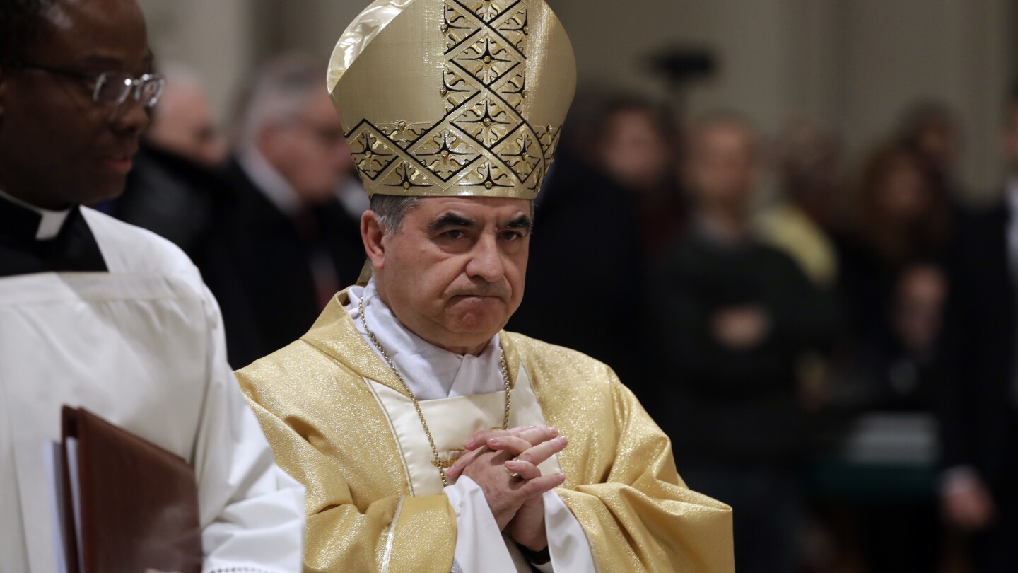 Vatican City AP Италианският кардинал в основата на Изпитанието на