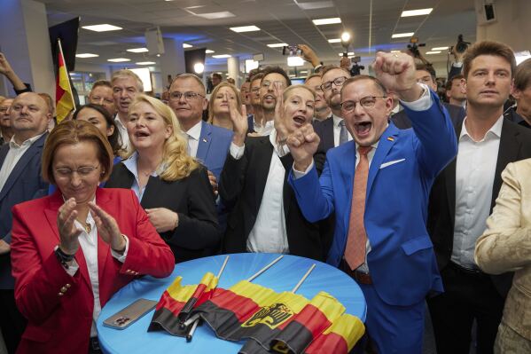 Alice Weidel, centro, e Tino Shruppala, centro-direita, ambos presidentes federais da AfD, comemoram na sede da AfD durante a previsão das eleições europeias, em Berlim, domingo, 9 de junho de 2024. (Joerg Carstensen/dpa via AP)