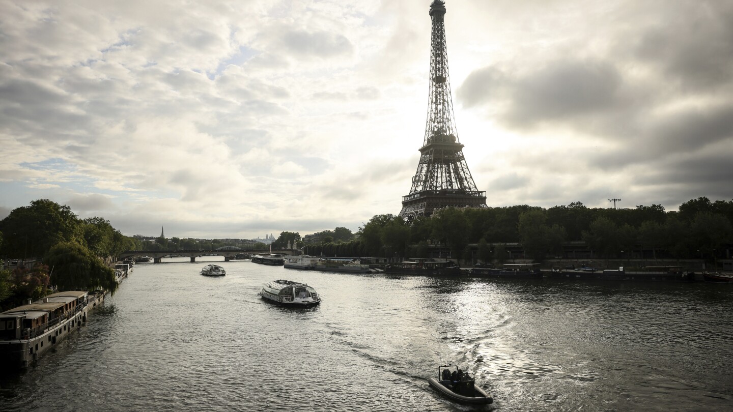 ПАРИЖ AP — Любопитни зрители се събраха на мостовете докато