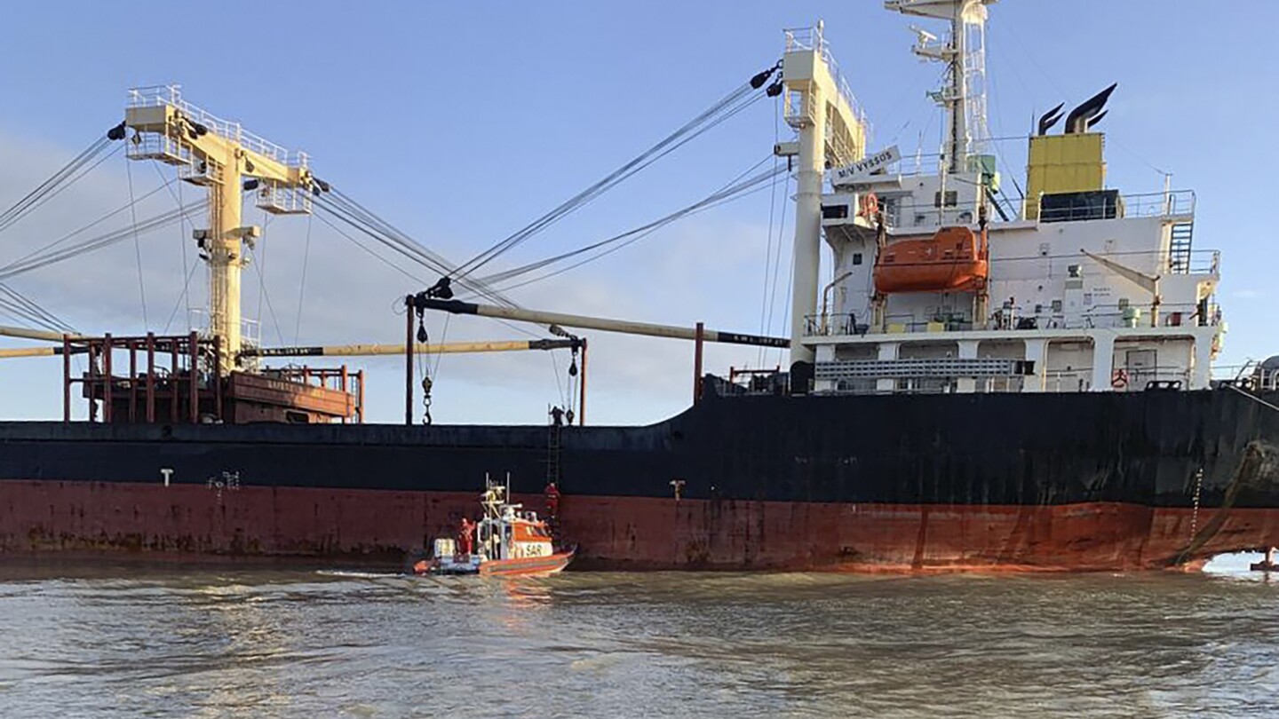 КИЕВ Украйна АП — Цивилен товарен кораб се удари в
