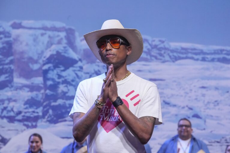 Desainer Pharrell Williams mendapat tepuk tangan setelah memamerkan koleksi pakaian siap pakai pria Louis Vuitton musim gugur-musim dingin 2024-2025 di Paris, Selasa, 16 Januari 2024. (AP Photo/Thibault Camus)