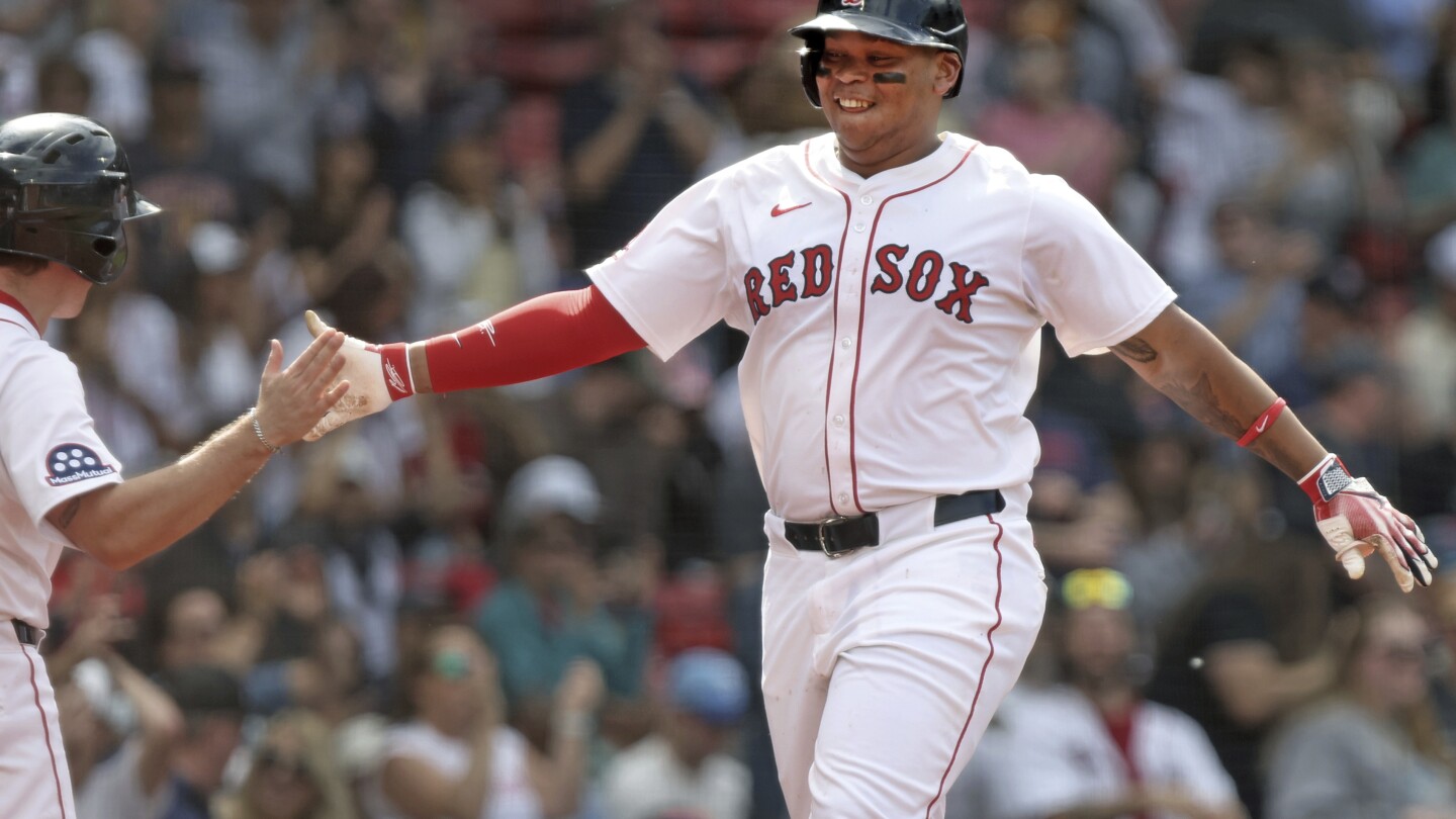 Dueño de Medias Rojas John Henry viaja a Kansas City para reunirse con Rafael Devers