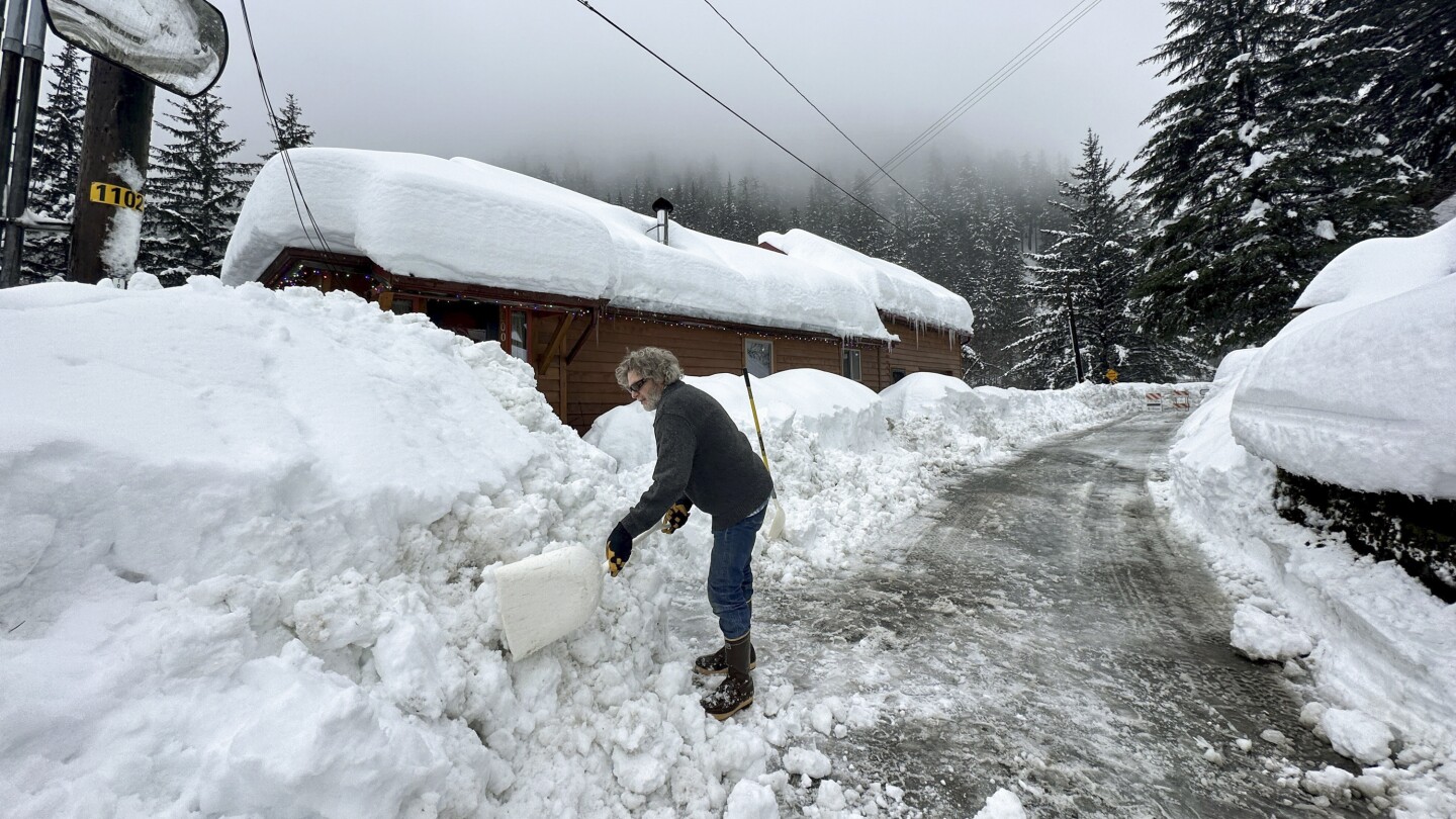 Жителите на столицата на Аляска копаят, след като снеговалежът за януари достигна почти рекордно ниво за града