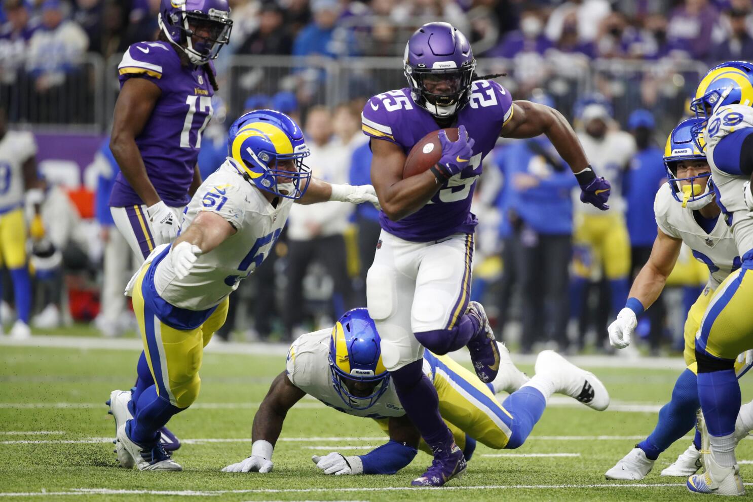 Los Angeles Rams linebacker Troy Reeder, back, tackles Dallas