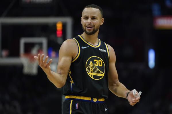 Golden State Warriors guard Stephen Curry (30) disputes a foul call during the second half of an NBA basketball game against the Los Angeles Clippers in Los Angeles, Sunday, Nov. 28, 2021. (AP Photo/Ashley Landis)