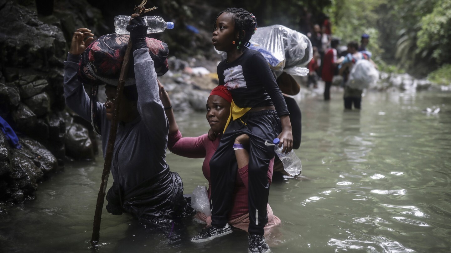 Панама и Колумбия не успяват да защитят мигрантите по маршрута през джунглата на Дариен, казва Human Rights Watch