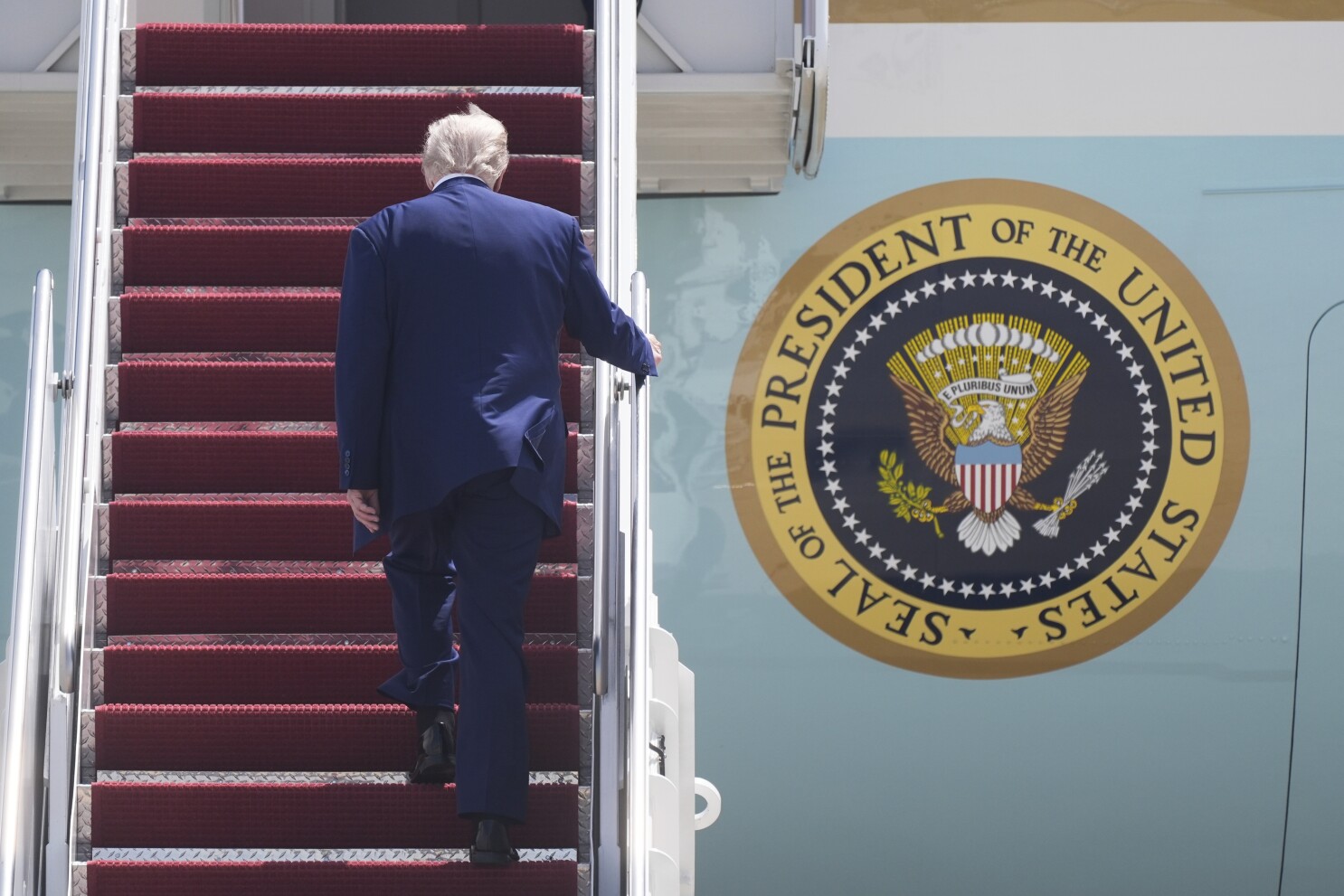 A look at the Emoluments Clause and Qatar's offer to Trump of a jet