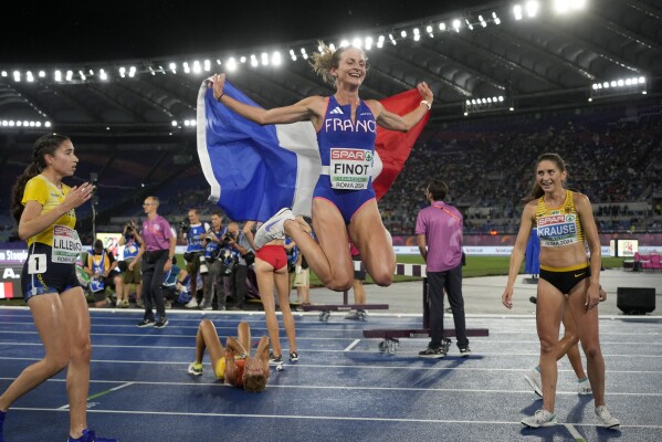 Alice Finot, dari Prancis melakukan selebrasi usai meraih medali emas pada final lari halang rintang 3000 meter putri Kejuaraan Atletik Eropa di Roma, Minggu, 9 Juni 2024. (AP Photo/Alessandra Tarantino)
