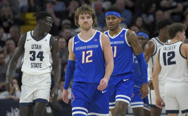 El guardia de Boise State, Max Rice (12), reacciona después de que el equipo le entregó el balón al estado de Utah durante la primera mitad de un partido de baloncesto universitario de la NCAA el sábado 10 de febrero de 2024 en Logan, Utah.  (Eli Lucero/The Herald Journal vía AP)