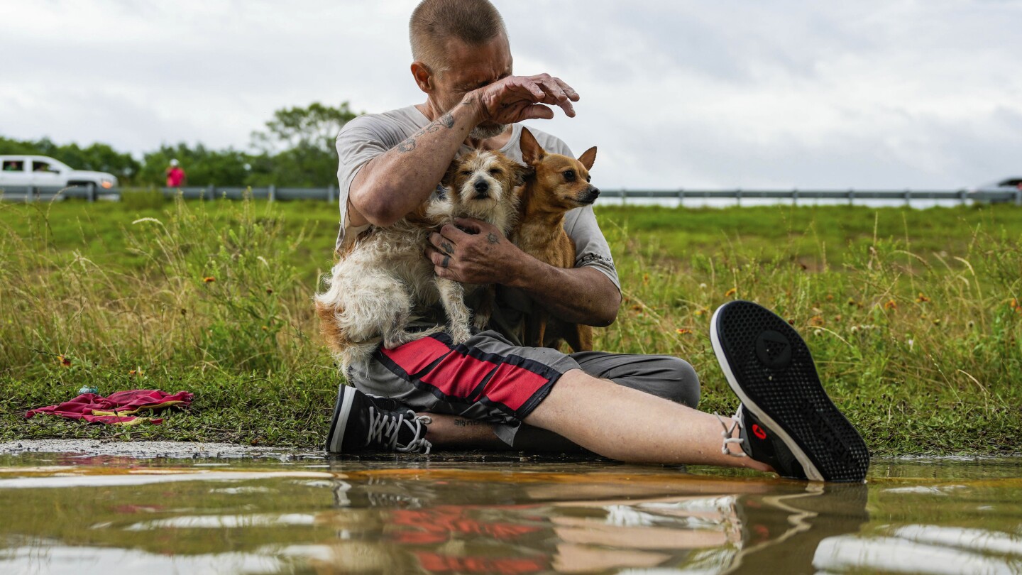 Хюстън се подготвя за влошаване на наводненията вследствие на бури