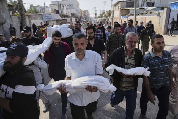 Palestinian carry the bodies of their relatives including children who were killed in an Israeli army airstrike in Deir al-Balah, Gaza, Wednesday, May 21, 2025. (AP Photo/Abdel Kareem Hana)