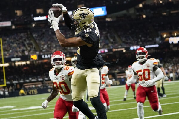 Derek Carr throws a TD pass in his Saints debut, a 26-24 preseason win over  the Chiefs