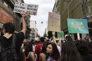 BESTAND ÃƒÂ¢Ã¢â€šÂ¬Ã¢â‚¬Å“ Mensen steken borden omhoog terwijl ze deelnemen aan de jaarlijkse Pride-parade in Athene, op 10 juni 2023. De centrumrechtse regering van Griekenland zei op donderdag 21 december 2023 dat zij haar belofte zou nakomen om het homohuwelijk te legaliseren. het omzeilen van de felle tegenstand van de invloedrijke Orthodoxe Kerk van het land.  (AP Foto/Yorgos Karahalis, bestand)