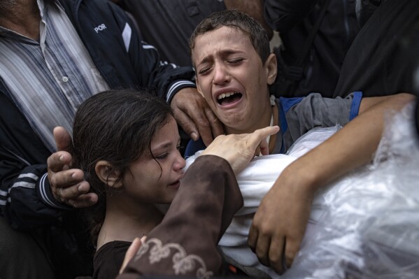 팔레스타인인들은 2023년 11월 14일 화요일 칸 유니스 병원에서 이스라엘의 가자지구 폭격으로 사망한 친척들을 애도하고 있습니다. (AP 사진/파티마 샤비르)