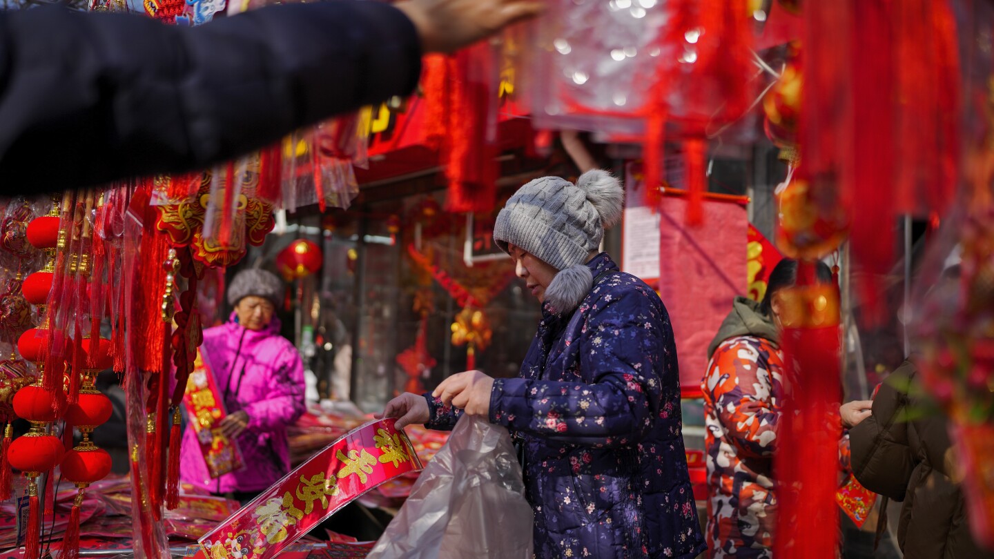 СНИМКИ AP: Азия посреща лунната Нова година на Дракона с посещения на храмове и празненства