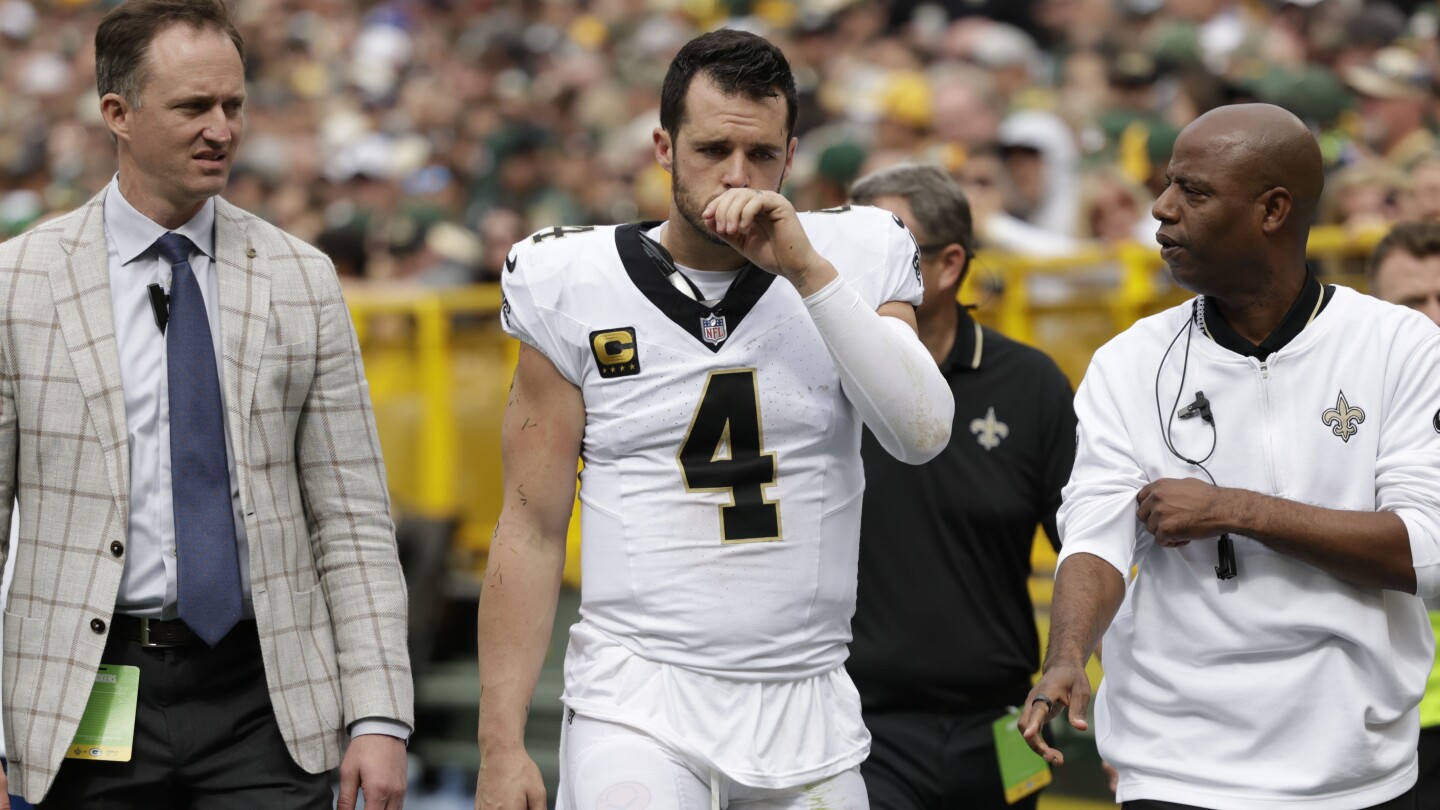 Saints' Derek Carr leaves game against Packers with shoulder injury after  getting sacked