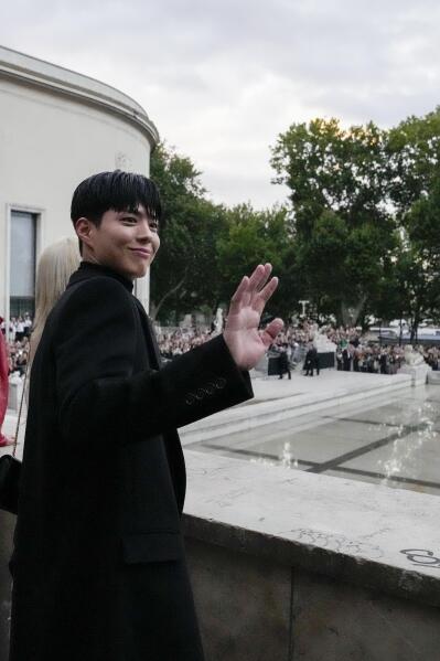 Park Bo Gum Interacts With Fans In Paris