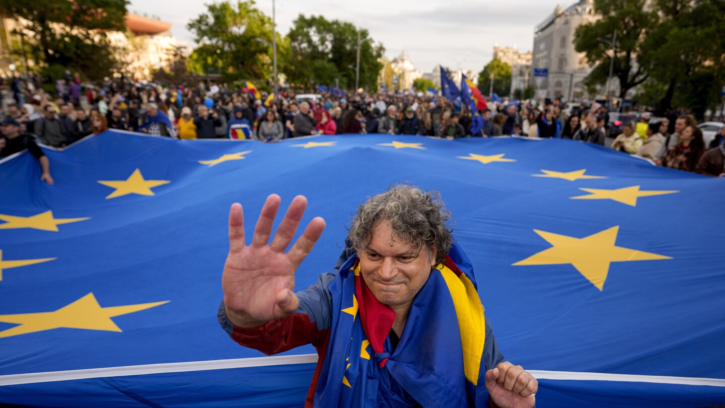 Хиляди се присъединяват към про-ЕС митинг в столицата на Румъния като основен президентски отток на президента 