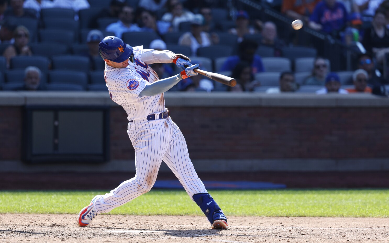 Alonso homers, drives in 4 as Mets hold off Phillies 8-6