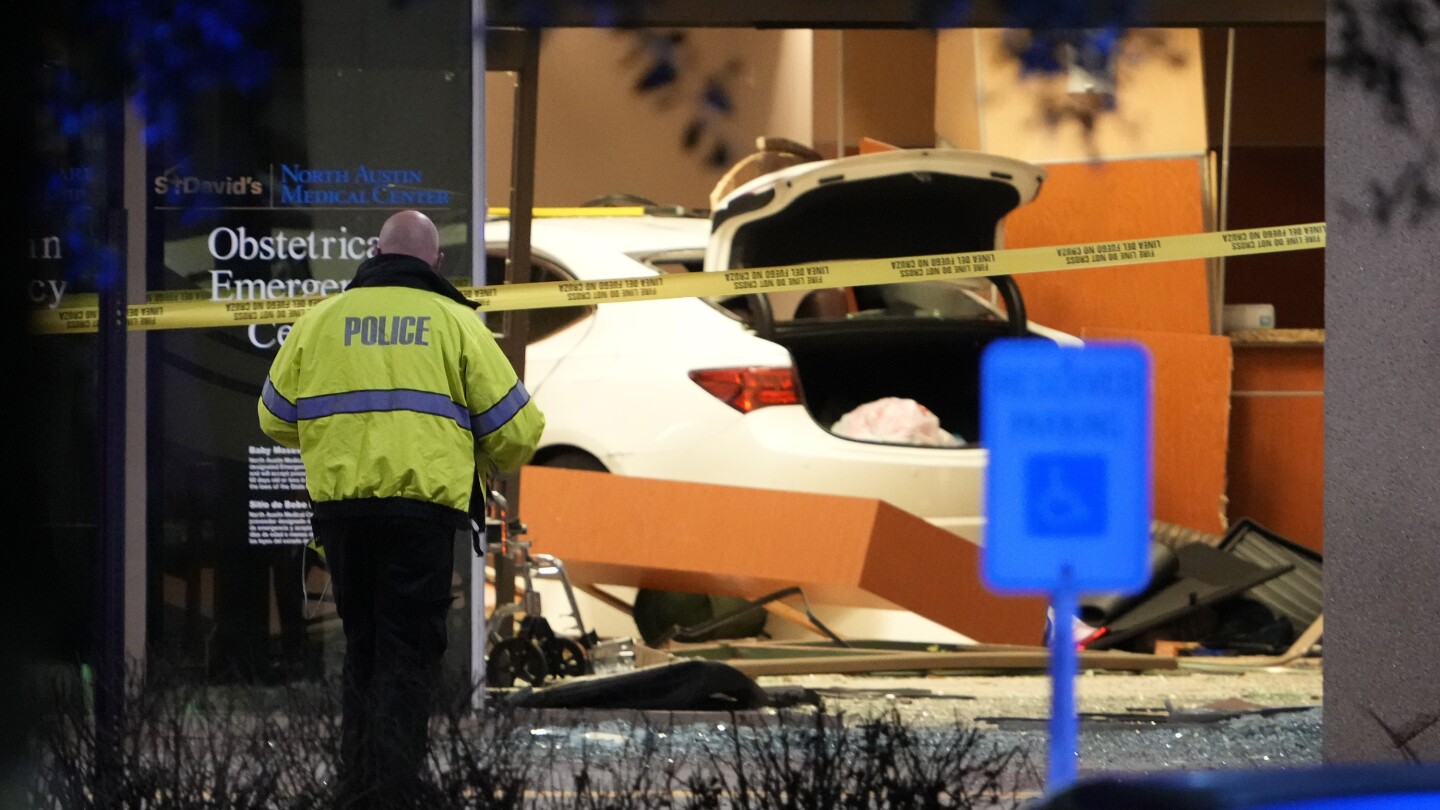 Аквариумът на спешното отделение в Тексас вероятно е спасил животи, когато колата се разби в стената, казва лекар