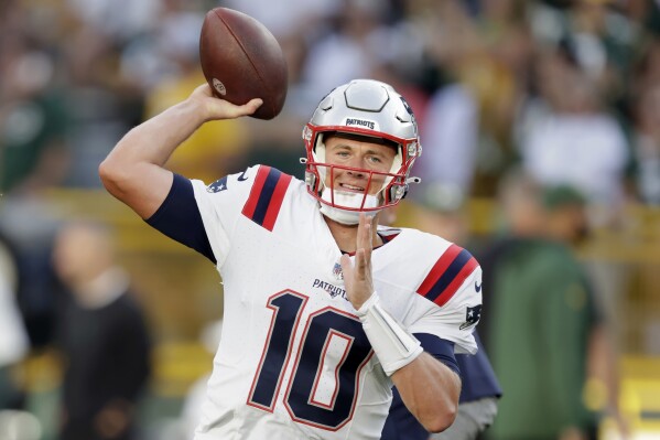 Tom Brady casts a wide shadow over the Patriots' season-opening matchup  with the Eagles