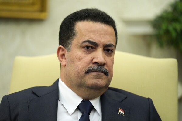 Thủ tướng Iraq Mohammed Shia al-Sudani lắng nghe trong cuộc họp với Tổng thống Joe Biden tại Phòng Bầu dục của Nhà Trắng, Thứ Hai, ngày 15 tháng 4 năm 2024, tại Washington. (Ảnh AP/Alex Brandon, File)