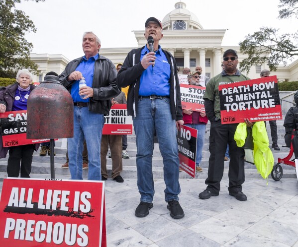 Ex-presidiários da morte que foram exonerados, a partir da esquerda, Randall Padgent, Gary Drinkard e Ron Wright, estavam entre os quase cem manifestantes reunidos no edifício do Capitólio do estado em Montgomery, Alabama, na terça-feira, 23 de janeiro de 2024, para pedir ao governador Kay Ivey para impedir a execução planejada de Kenneth Eugene Smith.  (Mickey Welsh/Anunciante Montgomery via AP)