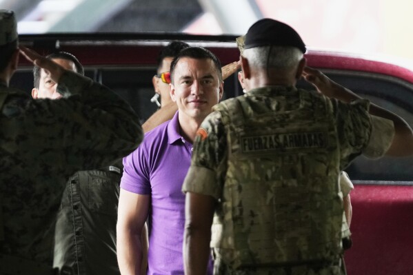 El candidato a la reelección y presidente Daniel Noboa, acompañado por su esposa Lavinia Valbonesi, a su llegada al centro de votación en el balotaje de las elecciones presidenciales en Guayaquil, Ecuador, el domingo 13 de abril de 2025. (AP Foto/Fernando Vergara)