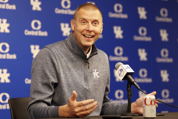 Mark Pope begins new era for No. 23 Kentucky as he follows Calipari with  seasoned first roster | AP News
