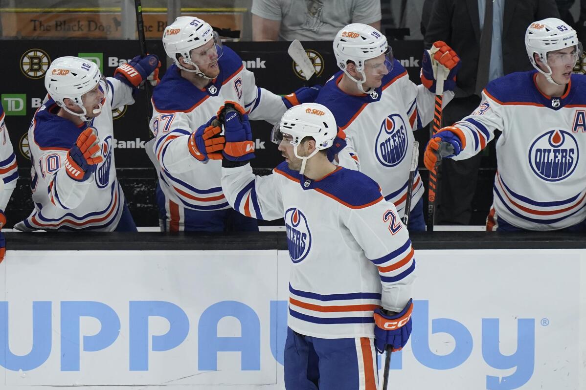 Oilers escape McDavid scare, win 32 to snap Bruins' streak AP News