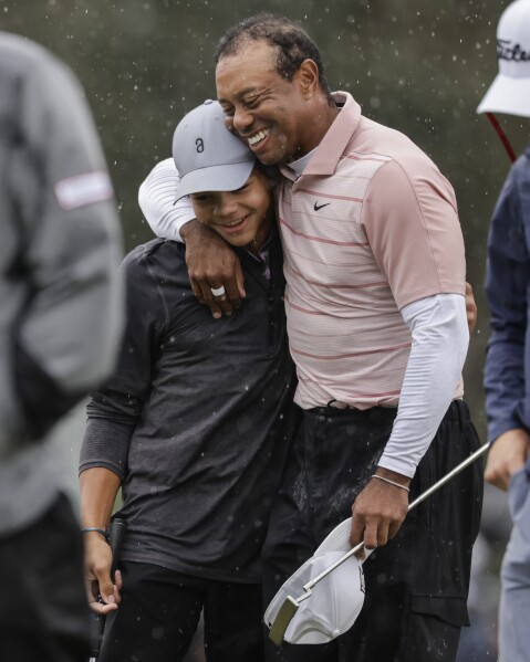 Tiger Woods' daughter Sam serves as his caddie for 1st time - Good Morning  America