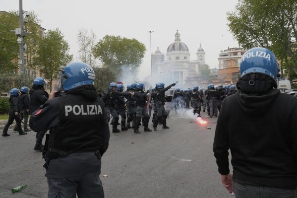 I tifosi della Lazio si ribellano alla polizia prima della partita di calcio di Serie A tra Lazio e Roma allo Stadio Olimpico di Roma, domenica 13 aprile 2025. (AP Photo/Gregorio Borgia)