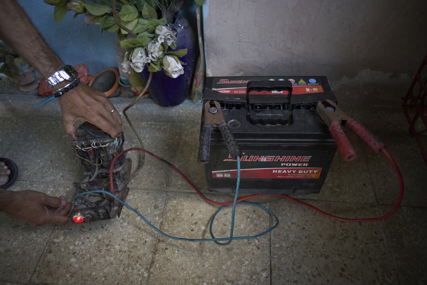 Cortes de luz y gas en Cuba obligan a usar el ingenio