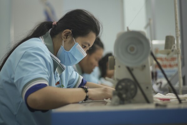 Một bé gái mắc các vấn đề sức khỏe do tiếp xúc với chất độc màu da cam đang may vá tại một trường học đặc biệt ở Đà Nẵng, Việt Nam, ngày 7 tháng 3 năm 2025. (Ảnh AP/Aniruddha Ghosal)