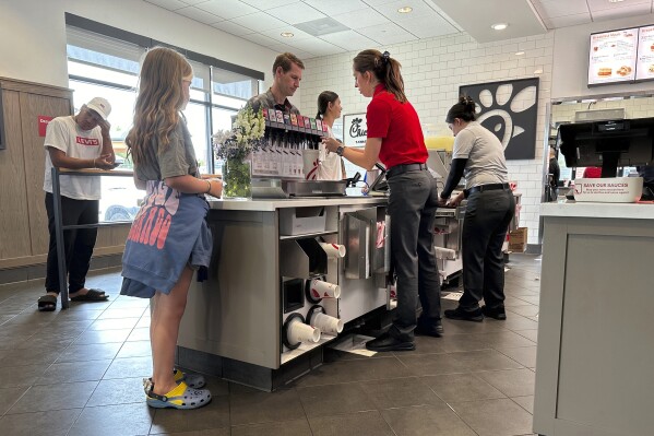Workers serve customers at a fast food restaurant Thursday, June 27, 2024, in southeast Denver. On Thursday, July 11, 2024, the Labor Department issues its report on inflation at the consumer level in June. (ĢӰԺ Photo/David Zalubowski)