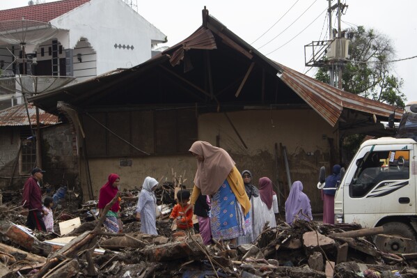 Residentes inspeccionan los daños causados por las inundaciones repentinas en Tanah Datar, Sumatra Occidental, Indonesia, el 15 de mayo de 2024. (AP Foto/Fachri Hamzah)