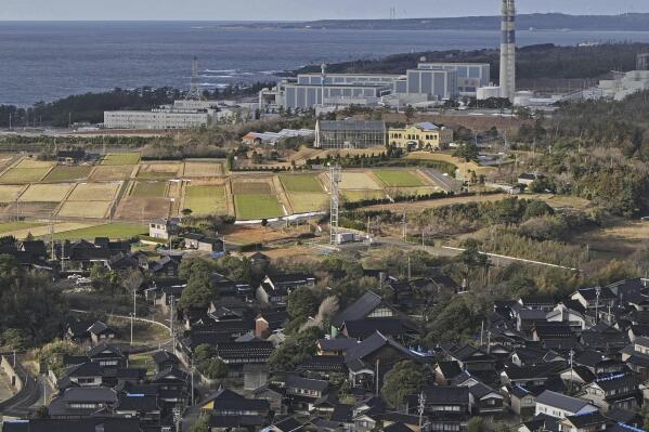Esta fotografía aérea muestra la planta de energía nuclear de Shika, al fondo, en Ishikawa, Japón, el 28 de enero de 2024. (Kyodo News vía AP)