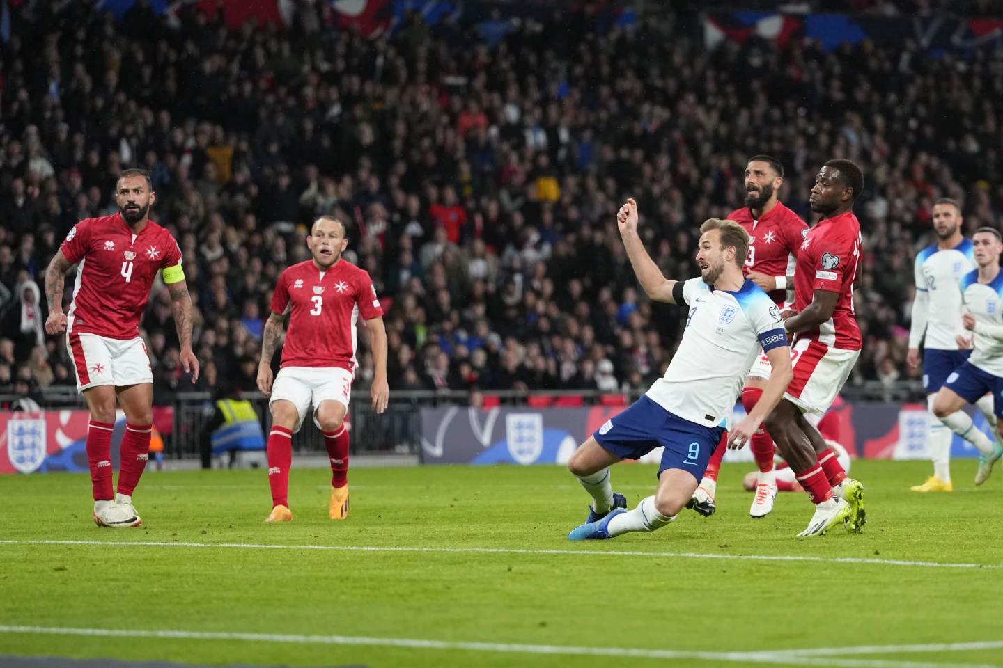 2024年欧洲杯预选赛，哈里·凯恩因跳水吃到黄牌后进球，英格兰2-0击败马耳他